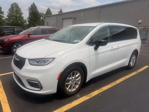 Bright White Clearcoat 2024 Chrysler Pacifica Touring-L