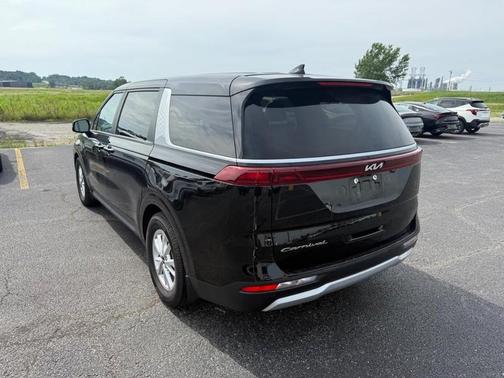 Aurora Black 2022 Kia Carnival LXS