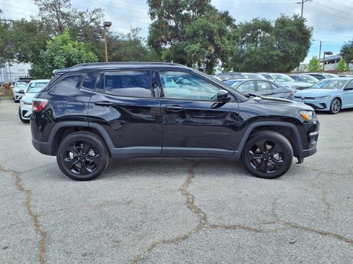 Diamond Black Crystal Pearlcoat 2019 Jeep Compass Latitude