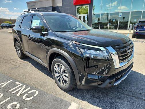 2025 Nissan Pathfinder SL 4WD