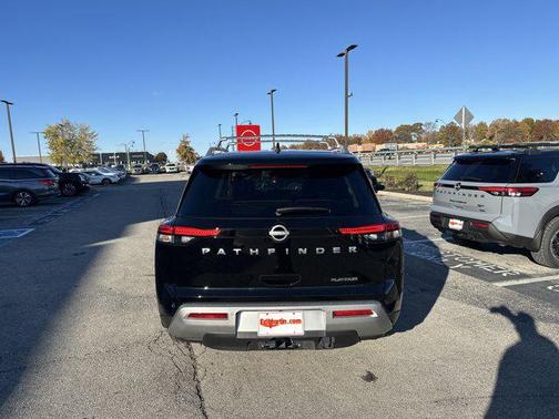 2024 Nissan Pathfinder Platinum FWD