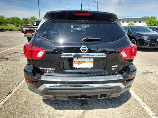 2017 Nissan Pathfinder SL