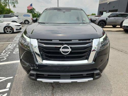 2025 Nissan Pathfinder SL 4WD