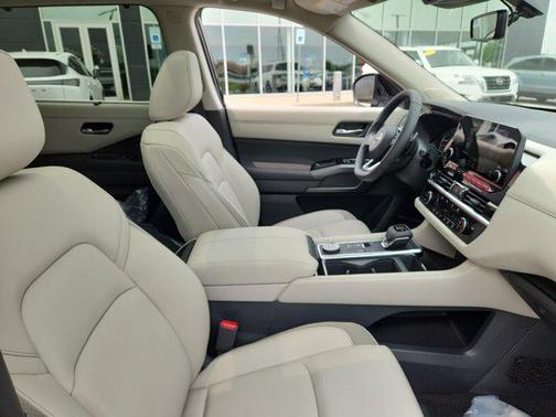 2025 Nissan Pathfinder SL 4WD