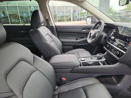2025 Nissan Pathfinder SL 4WD
