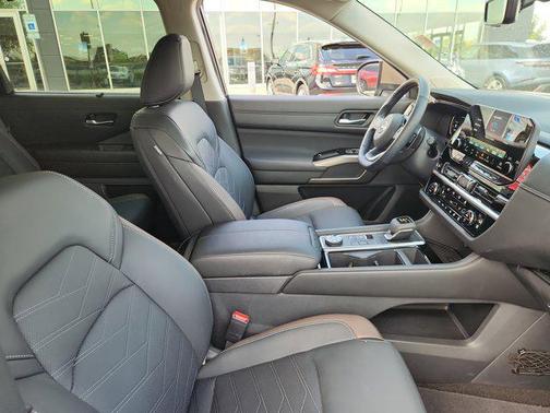 2025 Nissan Pathfinder Platinum 4WD