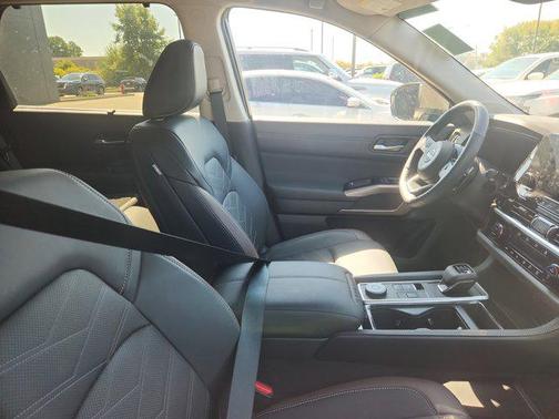 2025 Nissan Pathfinder Platinum 4WD