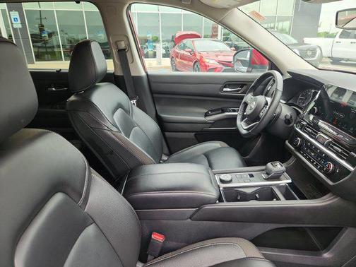 2023 Nissan Pathfinder SL 4WD