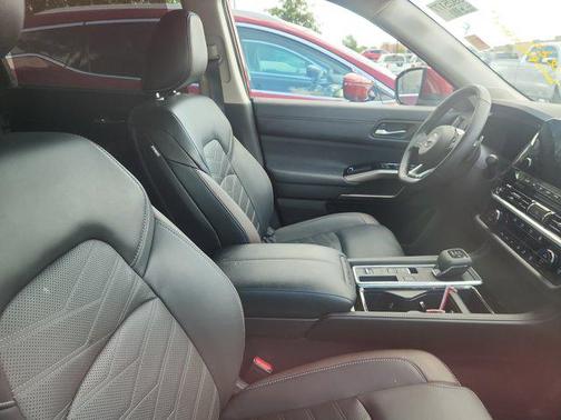 2025 Nissan Pathfinder Platinum FWD