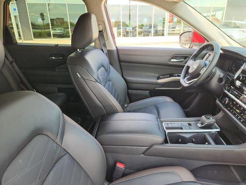 2025 Nissan Pathfinder Platinum FWD