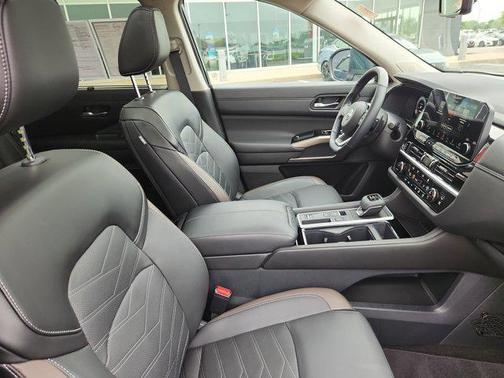 2024 Nissan Pathfinder Platinum FWD