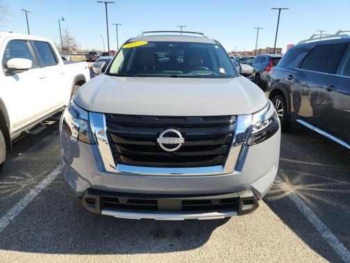 2025 Nissan Pathfinder Platinum FWD