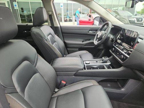 2023 Nissan Pathfinder SL 4WD