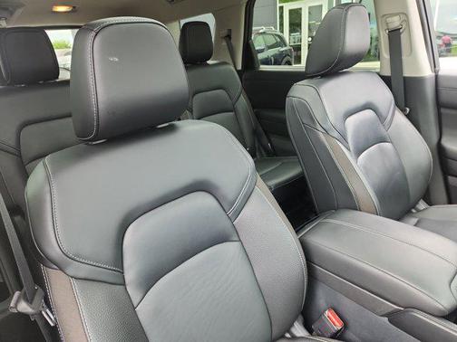 2023 Nissan Pathfinder SL 4WD