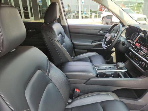 2022 Nissan Pathfinder SL 2WD