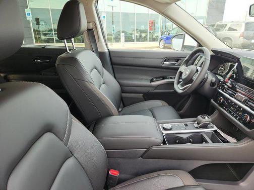 2025 Nissan Pathfinder SL 4WD