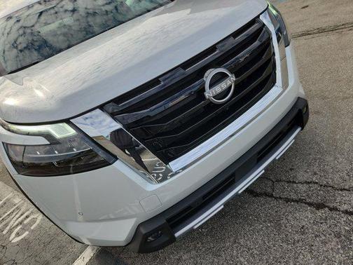 2025 Nissan Pathfinder SL 4WD
