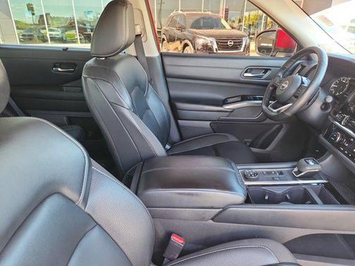 2023 Nissan Pathfinder SL 4WD