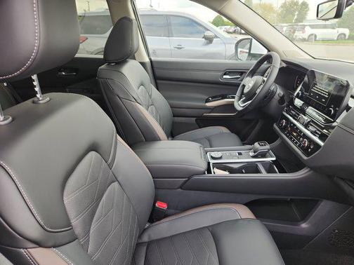 2025 Nissan Pathfinder Platinum 4WD