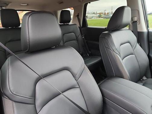 2025 Nissan Pathfinder SL 4WD