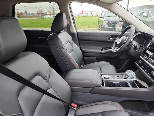 2025 Nissan Pathfinder SL 4WD
