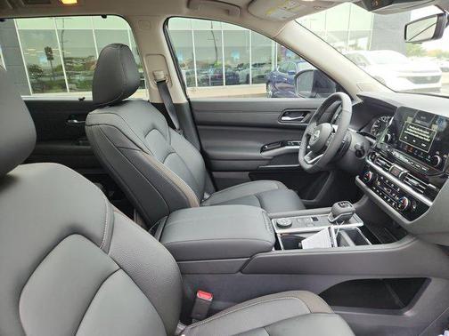 2025 Nissan Pathfinder SL 4WD