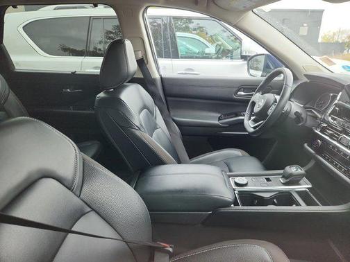 2023 Nissan Pathfinder SL 4WD
