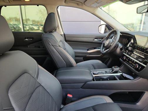 2025 Nissan Pathfinder Platinum 4WD