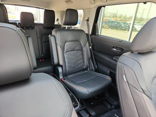 2025 Nissan Pathfinder Platinum 4WD