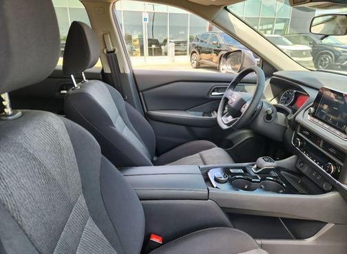 Everest White Pearl Tricoat 2026 Nissan Rogue SV