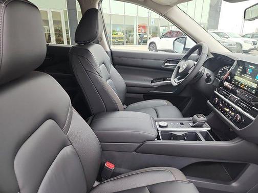 2025 Nissan Pathfinder SL 4WD