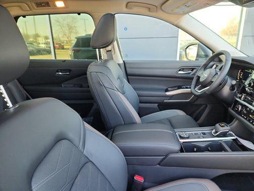 2025 Nissan Pathfinder Platinum 4WD