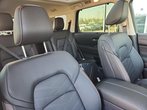 2025 Nissan Pathfinder Platinum 4WD