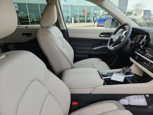 2025 Nissan Pathfinder SL 4WD