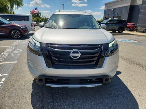 2025 Nissan Pathfinder SL 4WD