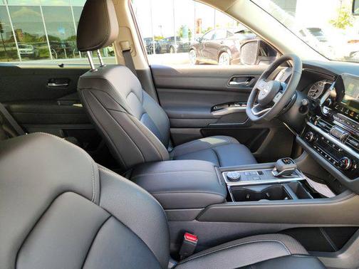 2025 Nissan Pathfinder SL 4WD