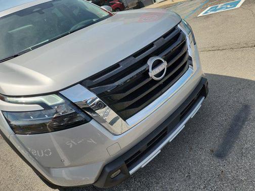 2025 Nissan Pathfinder Platinum 4WD