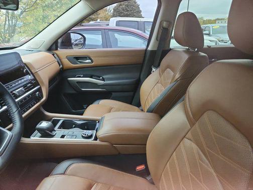 2024 Nissan Pathfinder Platinum 4WD
