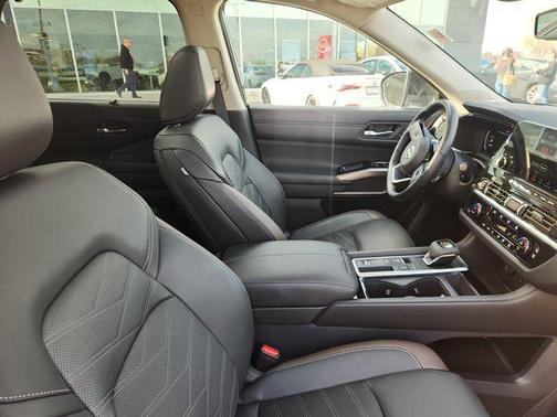 2024 Nissan Pathfinder Platinum FWD