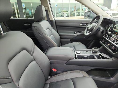 2025 Nissan Pathfinder SL 4WD