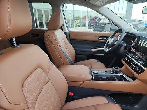 2025 Nissan Pathfinder Platinum 4WD