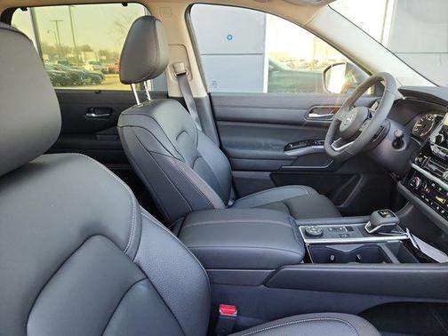 2025 Nissan Pathfinder SL 4WD