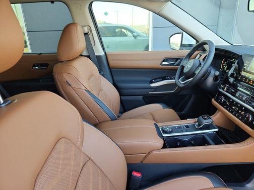 2025 Nissan Pathfinder Platinum 4WD
