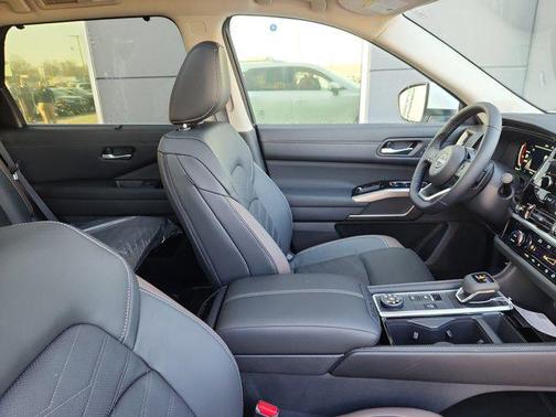 2025 Nissan Pathfinder Platinum 4WD