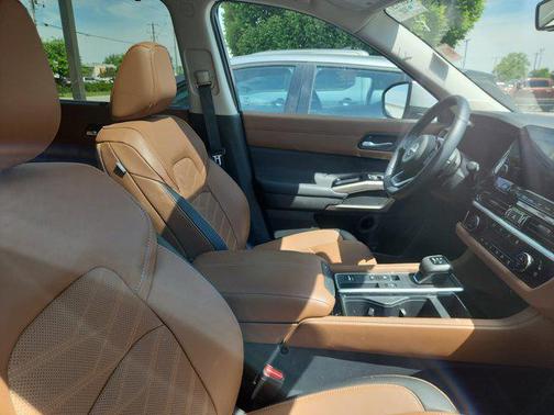 2024 Nissan Pathfinder Platinum FWD