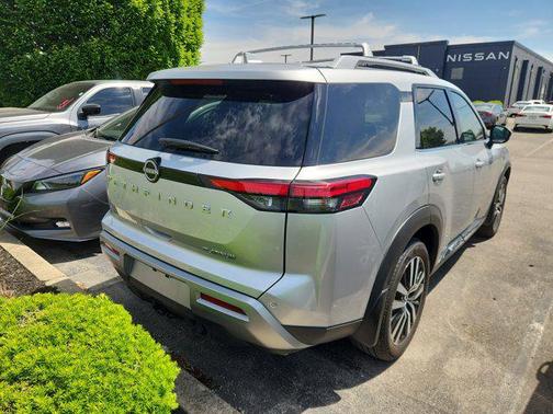 2024 Nissan Pathfinder Platinum FWD