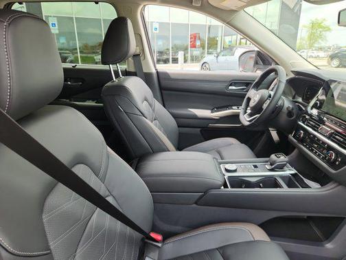 2025 Nissan Pathfinder Platinum 4WD