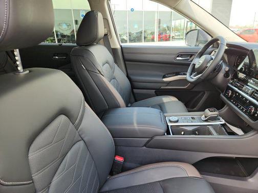 2025 Nissan Pathfinder Platinum 4WD