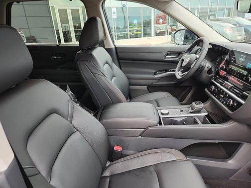 2025 Nissan Pathfinder SL 4WD