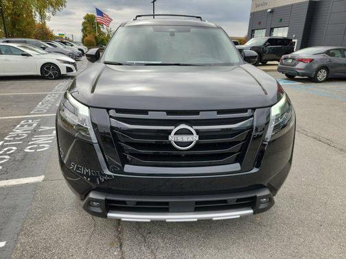 2025 Nissan Pathfinder Platinum 4WD